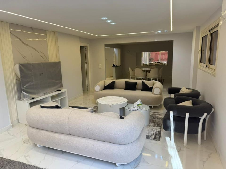 شقة فاخرة مفروشة تطل على النيل بالجيزة Apartment in Cairo