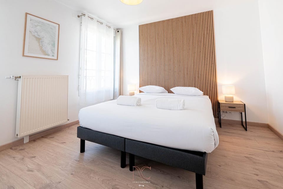 Photo of the whole room, Bedroom
