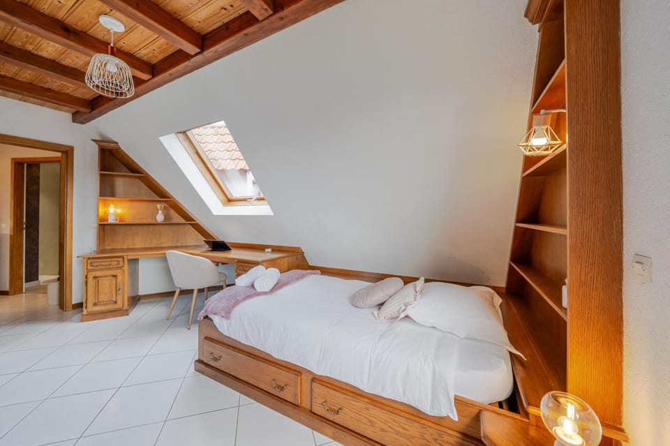 Bed, Photo of the whole room, Bedroom, towels