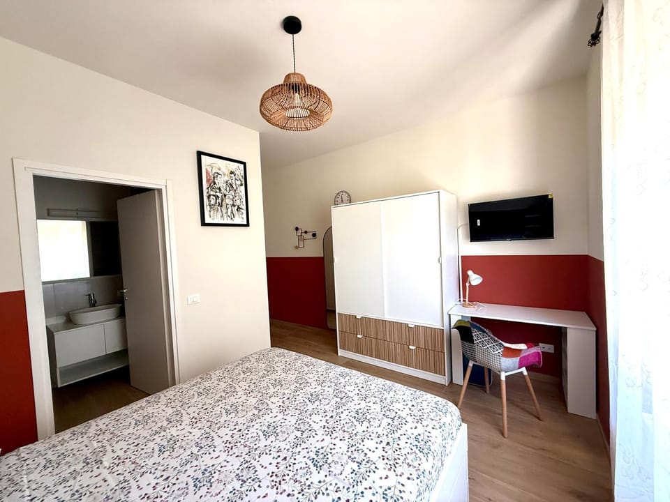 Bed, TV and multimedia, Photo of the whole room, Bedroom, wardrobe