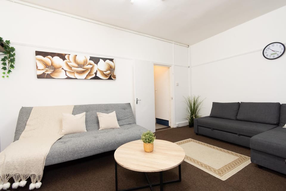 Charming 2BR Cottage Flat Sleeps 10 Central Line Apartment in London