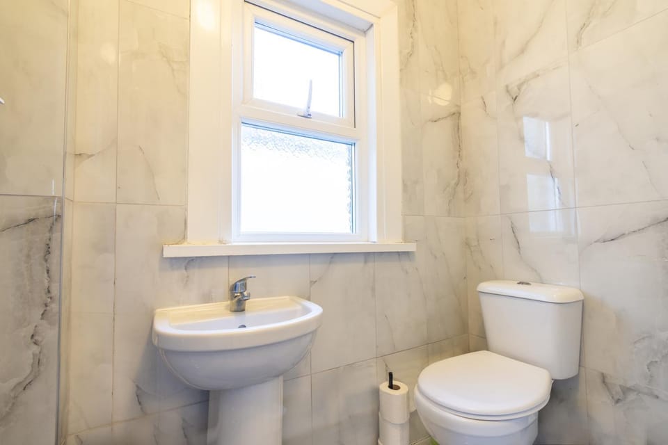 Charming 2BR Cottage Flat Sleeps 10 Central Line Apartment in London