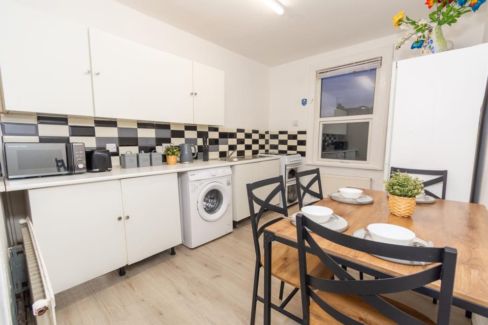 Charming 2BR Cottage Flat Sleeps 10 Central Line Apartment in London
