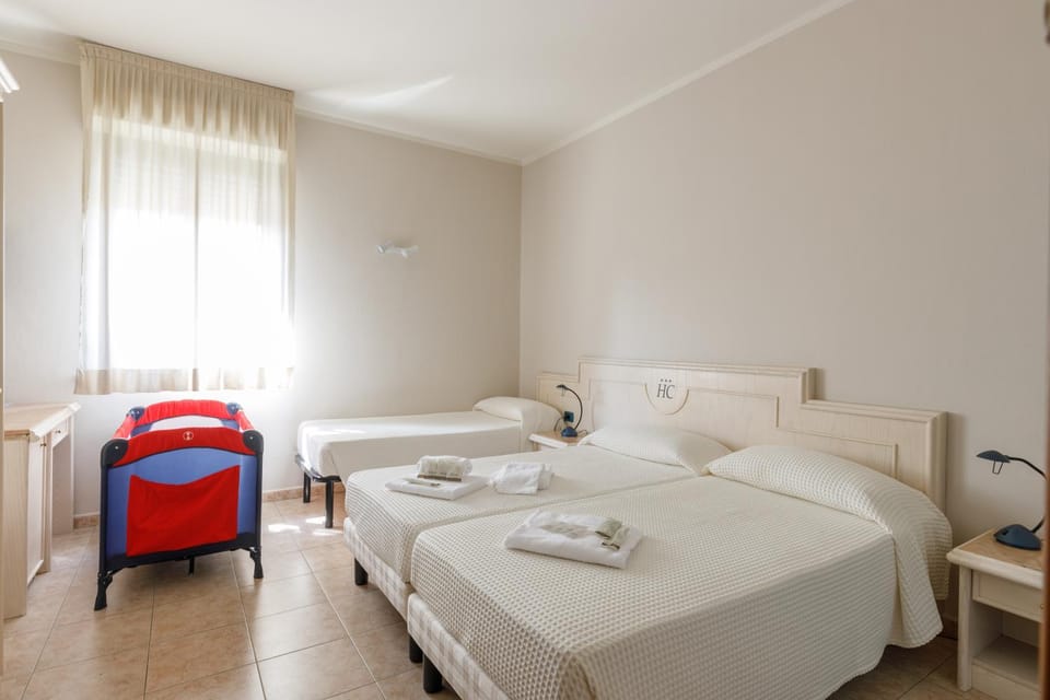 Bedroom, cot, Family