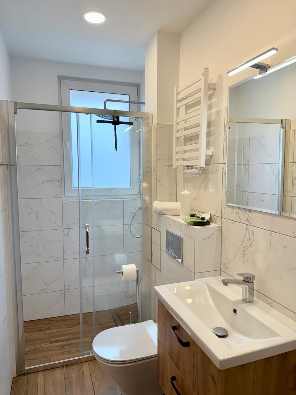 Shower, Toilet, Bathroom, towels