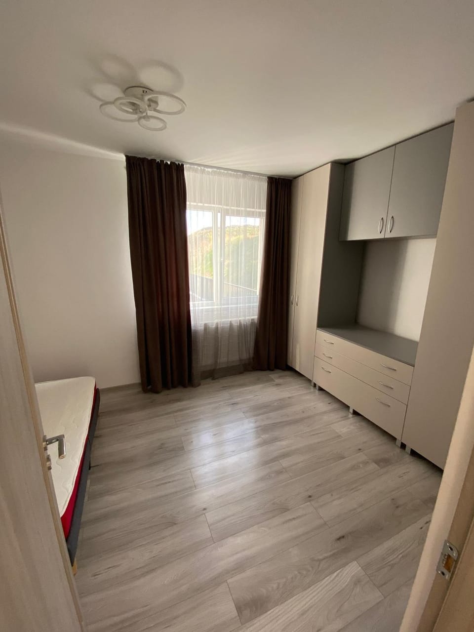 Photo of the whole room, Bedroom, wardrobe