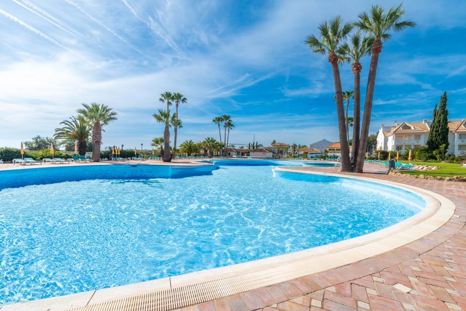 Day, Natural landscape, Swimming pool, sunbed