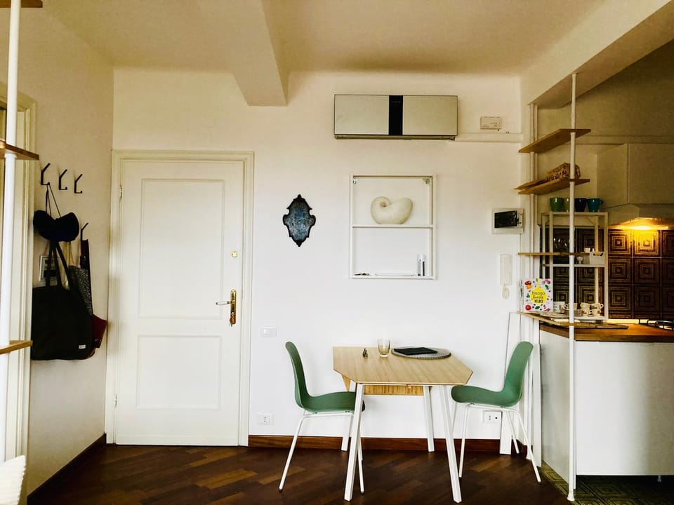 Seating area, Dining area, air conditioner