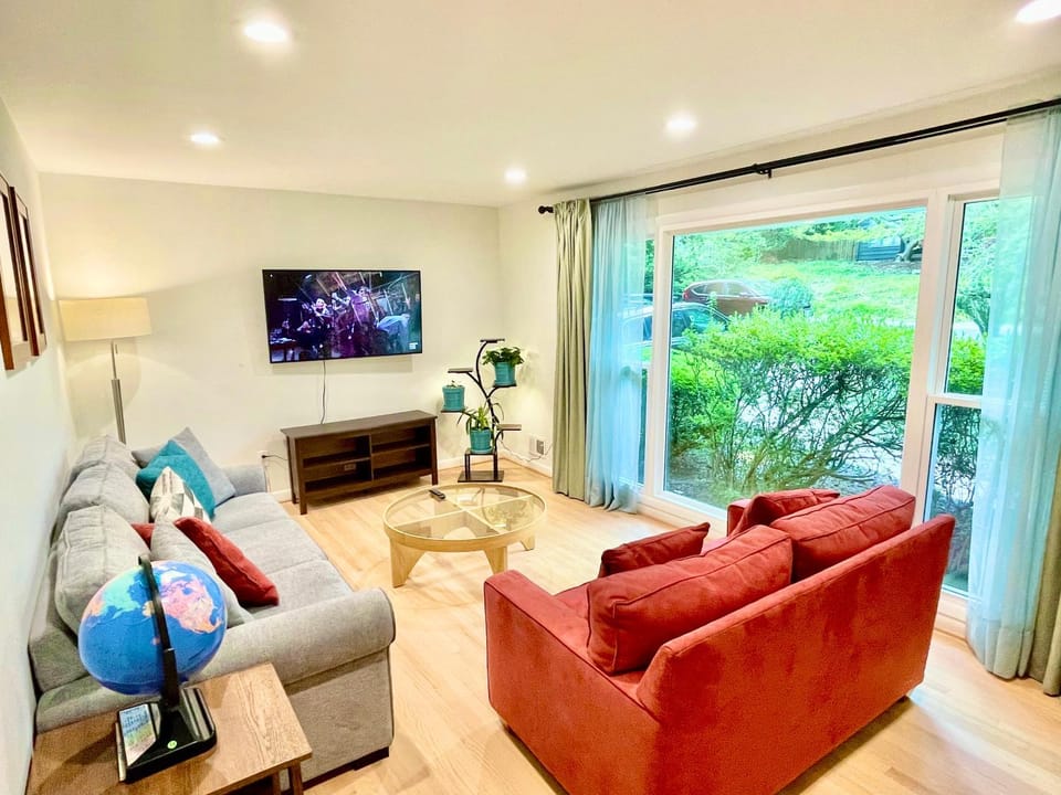 Communal lounge/ TV room, Living room, Seating area