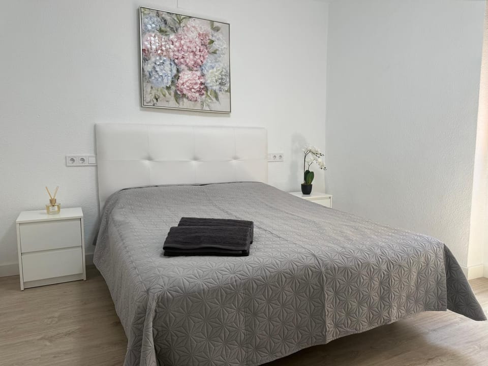 Bedroom, towels