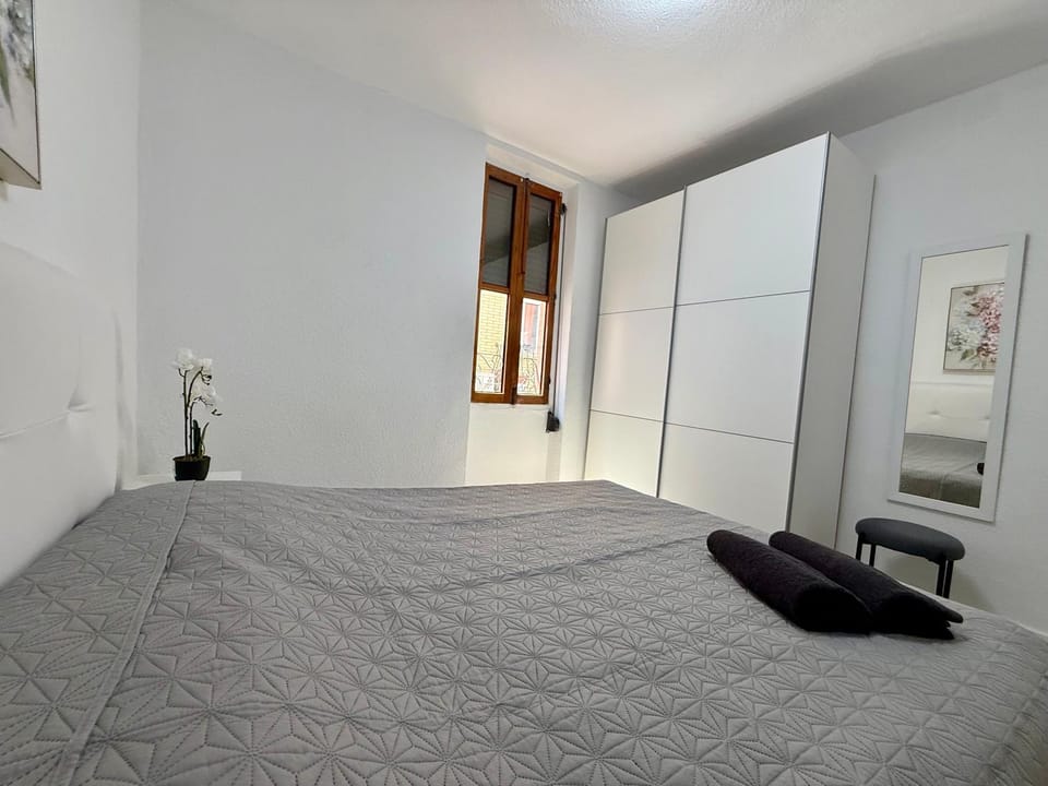 Bedroom, towels