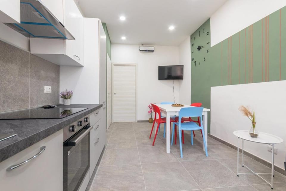 Communal lounge/ TV room, TV and multimedia, Kitchen or kitchenette, Dining area, Evening entertainment, oven, stove