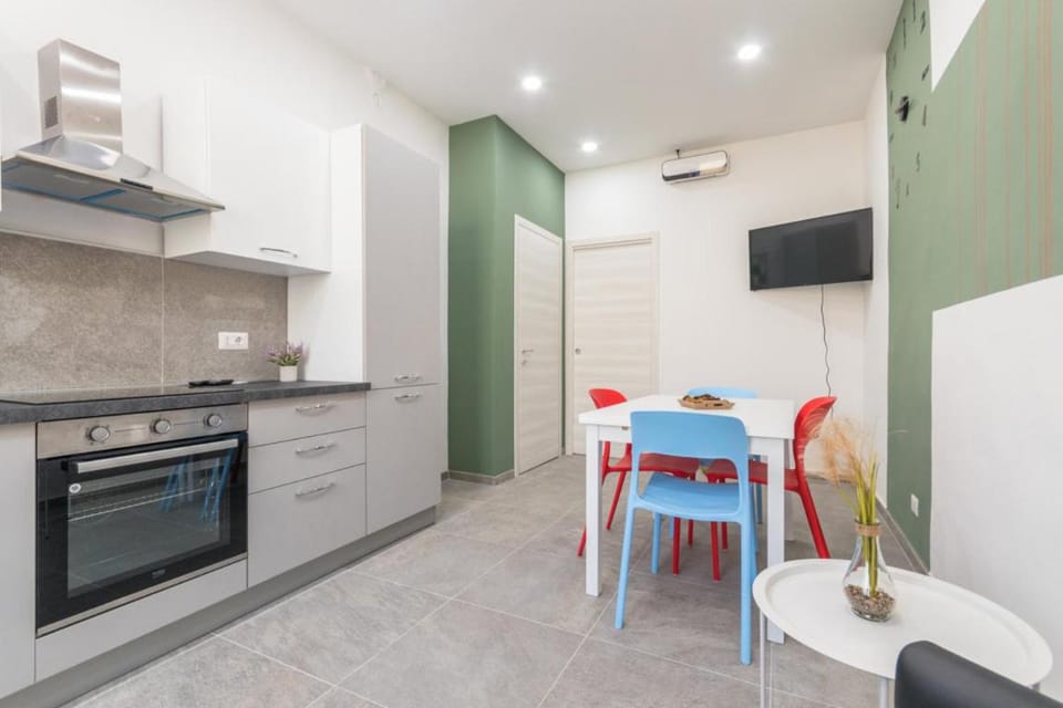 TV and multimedia, Kitchen or kitchenette, Dining area, oven, stove, air conditioner