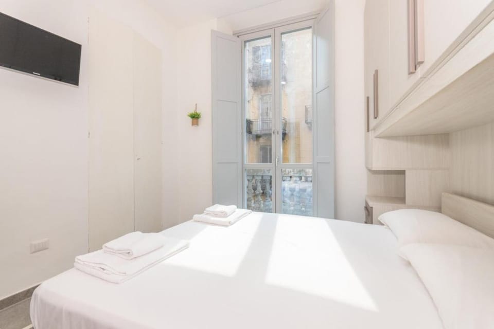 Bed, TV and multimedia, Photo of the whole room, Bedroom, towels, wardrobe