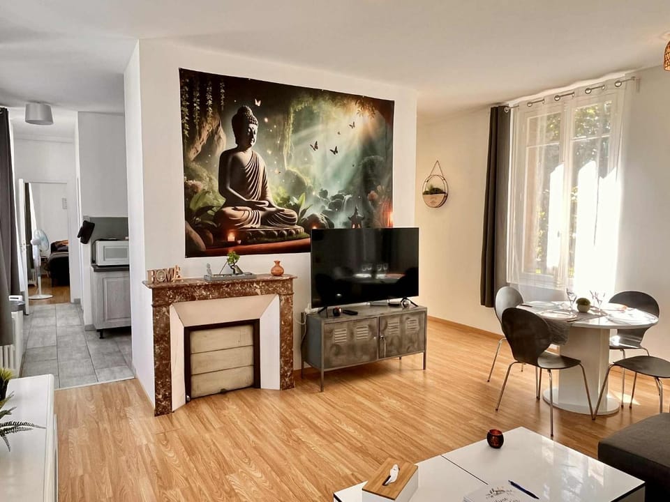 Communal lounge/ TV room, TV and multimedia, Dining area