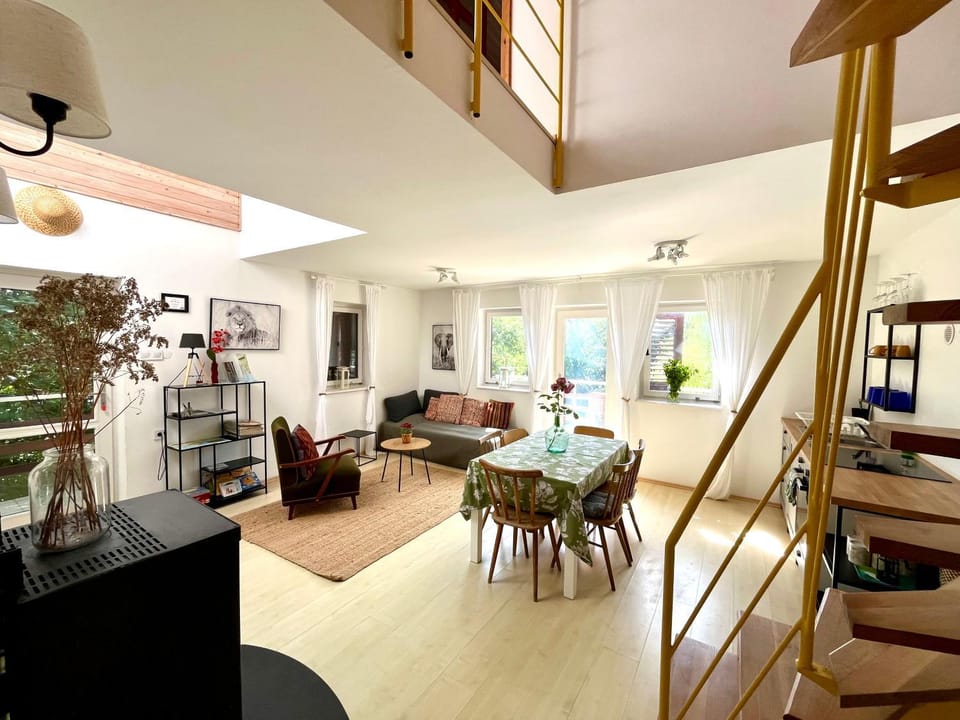 Kitchen or kitchenette, Living room, Seating area, Dining area