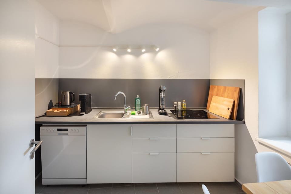 Coffee/tea facilities, Kitchen or kitchenette, stove