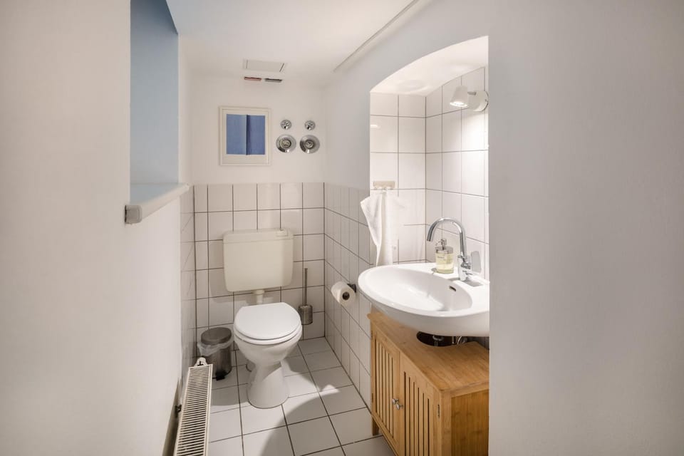 Toilet, towels