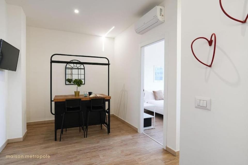 Bed, TV and multimedia, Living room, Photo of the whole room, Seating area, Dining area, Bedroom, internet, air conditioner