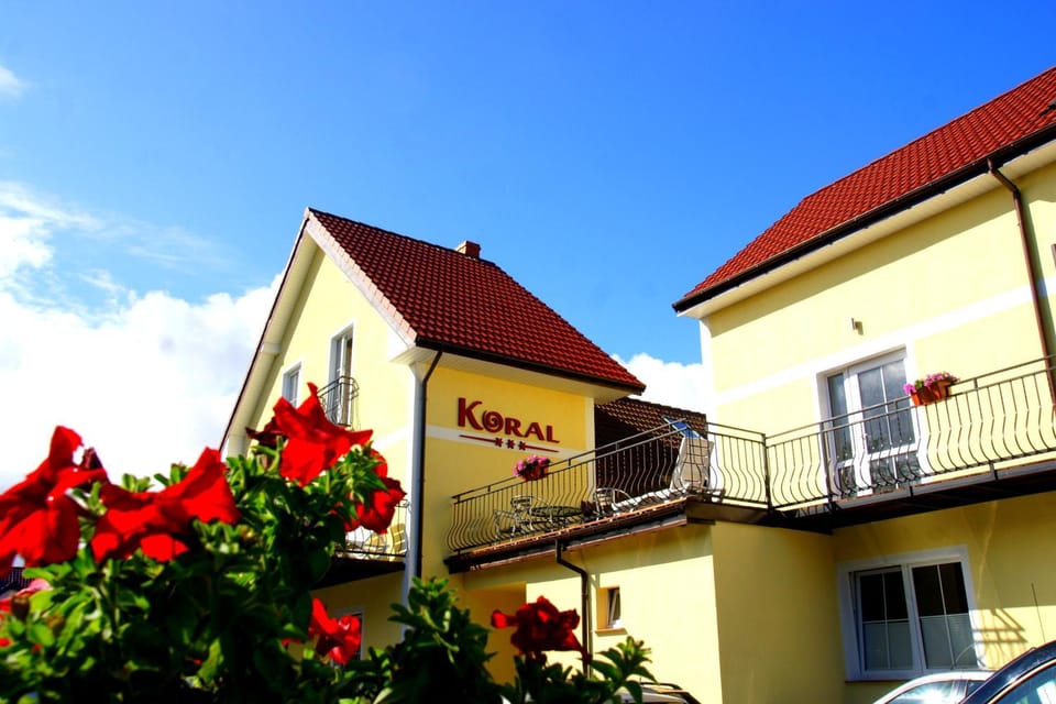 Koral Apartmenty z kuchnią tarasem place zabaw 1 min od morza Apartment in West Pomeranian Voivodeship, Poland