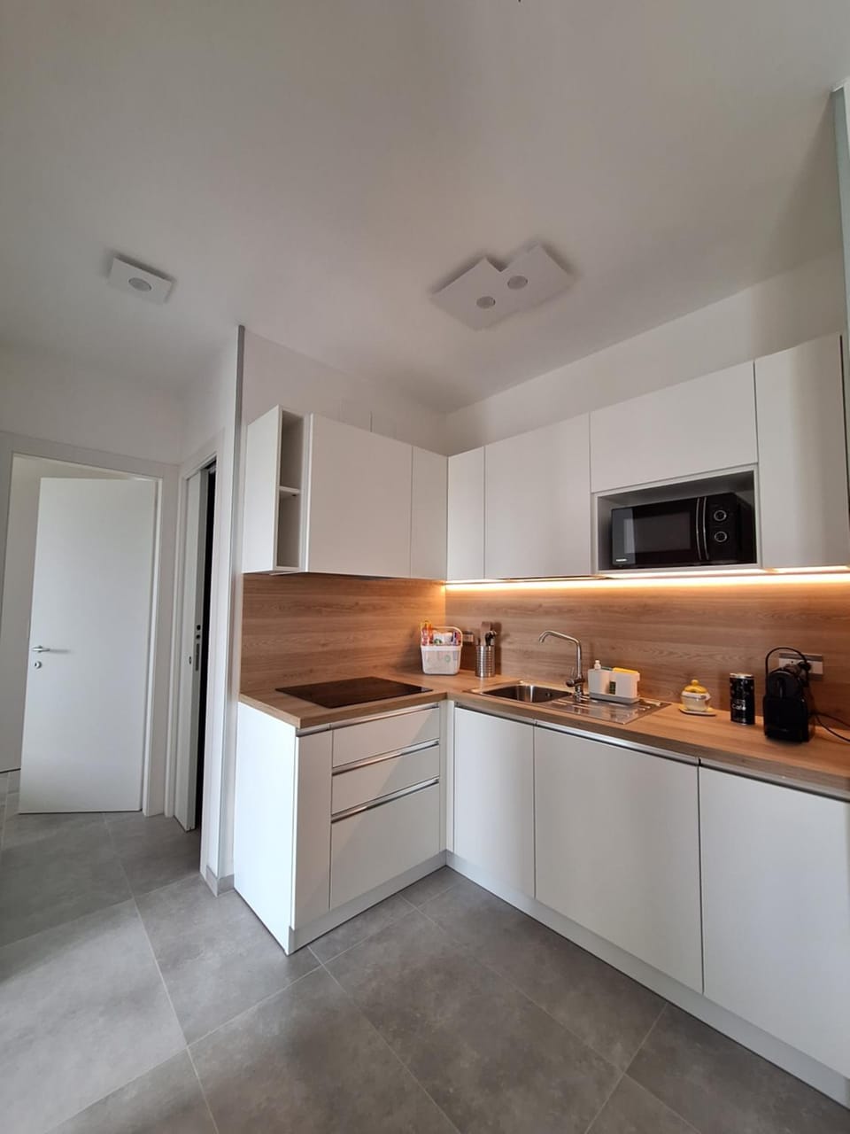 Kitchen or kitchenette, dishwasher, stove