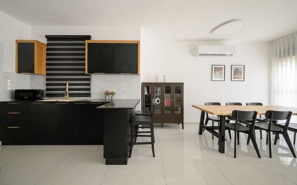 Most perfect 4-BDR with jacuzzi BY MadrigalRentals Apartment in Haifa District
