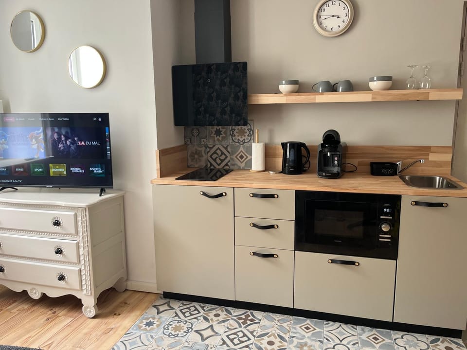 TV and multimedia, Coffee/tea facilities, Kitchen or kitchenette, oven, stove, toaster