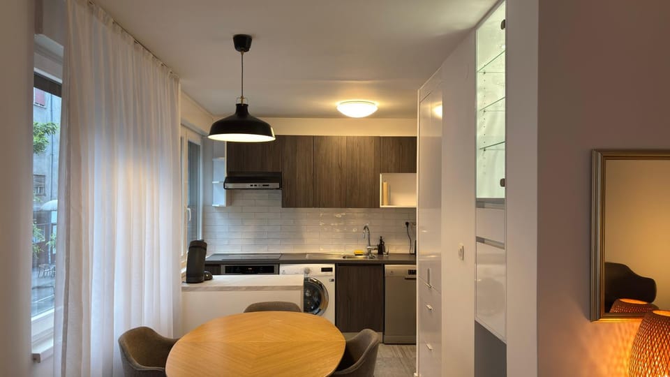 Kitchen or kitchenette, Dining area