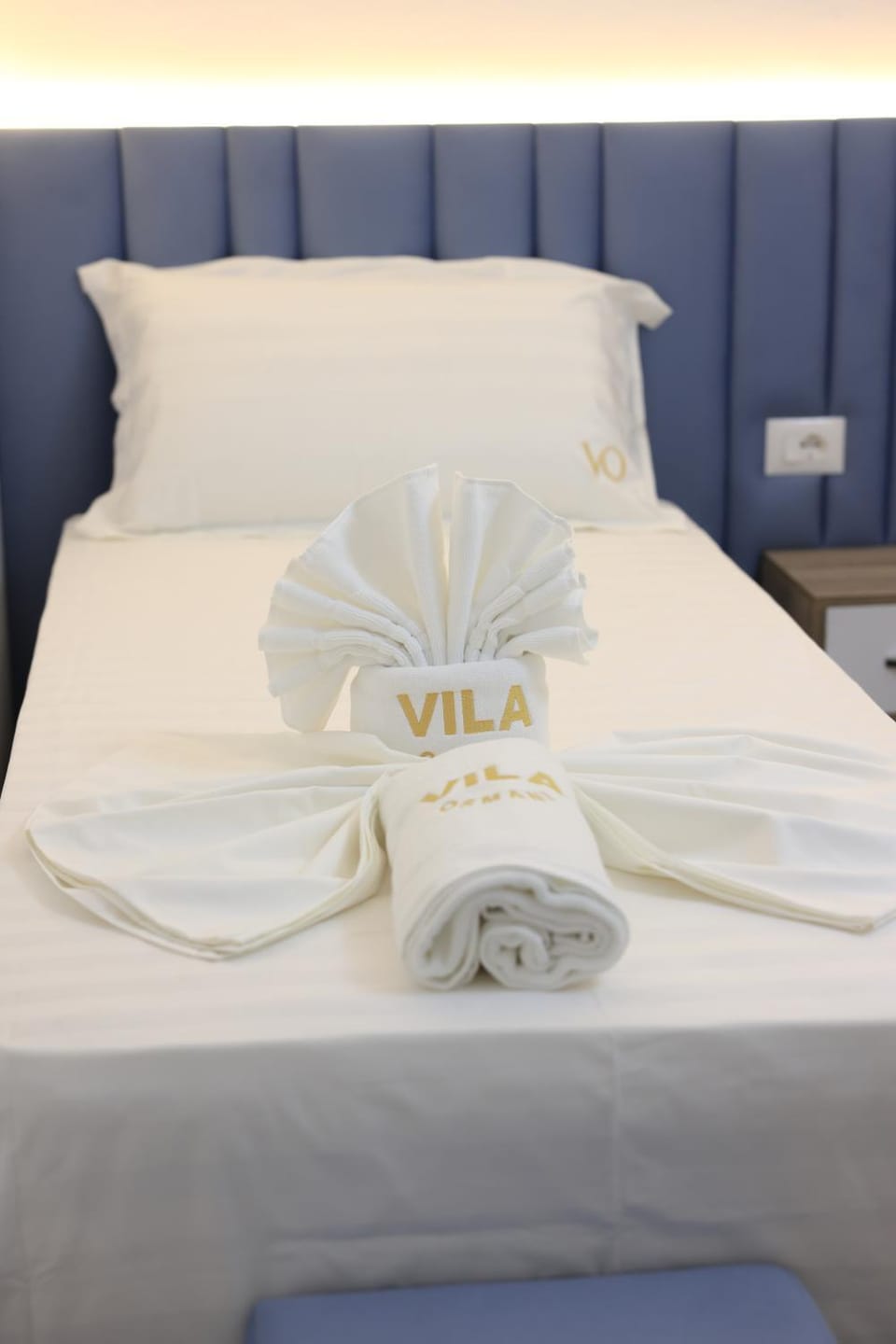 Bed, Bedroom, towels