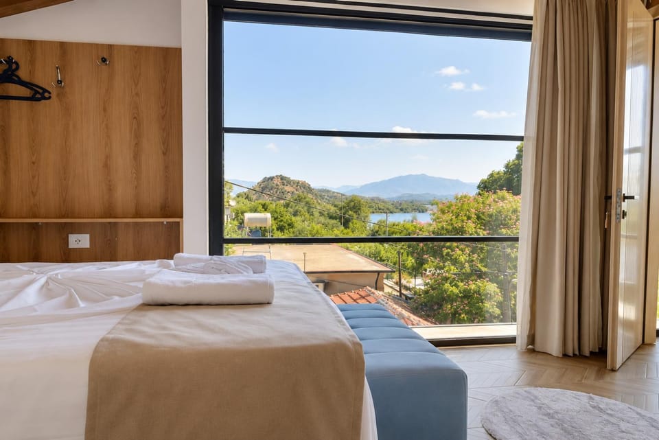 Bed, Natural landscape, Photo of the whole room, Bedroom, Mountain view, River view