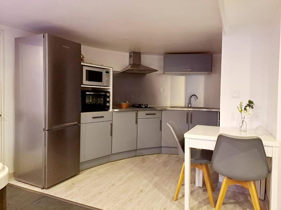 Kitchen or kitchenette, Dining area, oven, stove, toaster