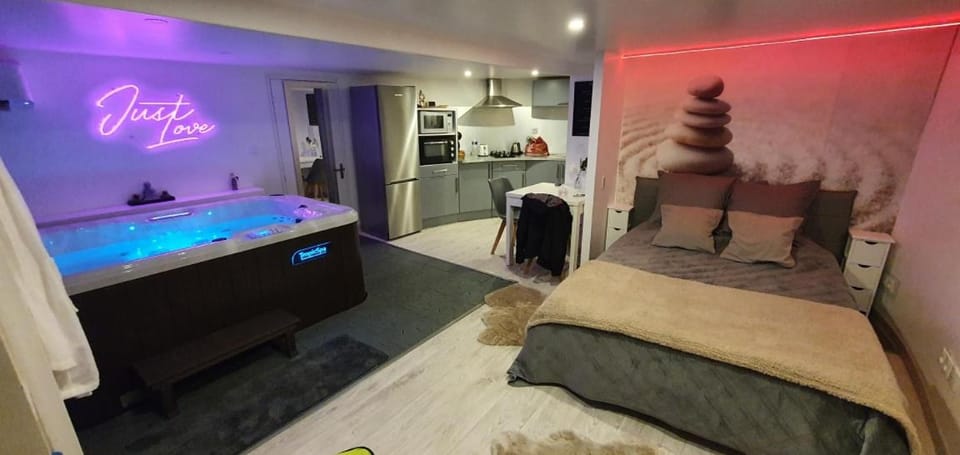 Bed, Hot Tub, Photo of the whole room, Bedroom, towels