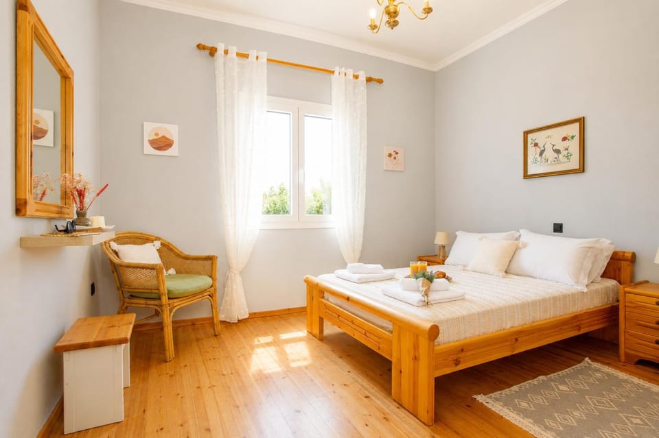 Bed, Seating area, Bedroom