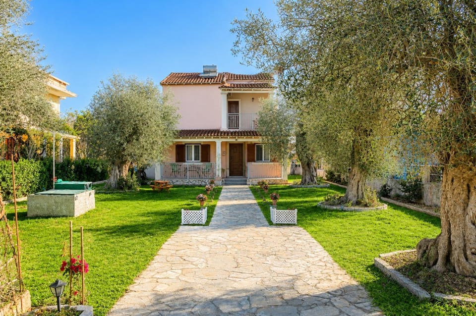 Property building, Day, Natural landscape, Garden, Garden view