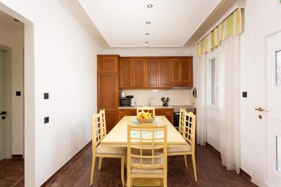 Kitchen or kitchenette, Seating area, Dining area, microwave, oven, stove, kitchen