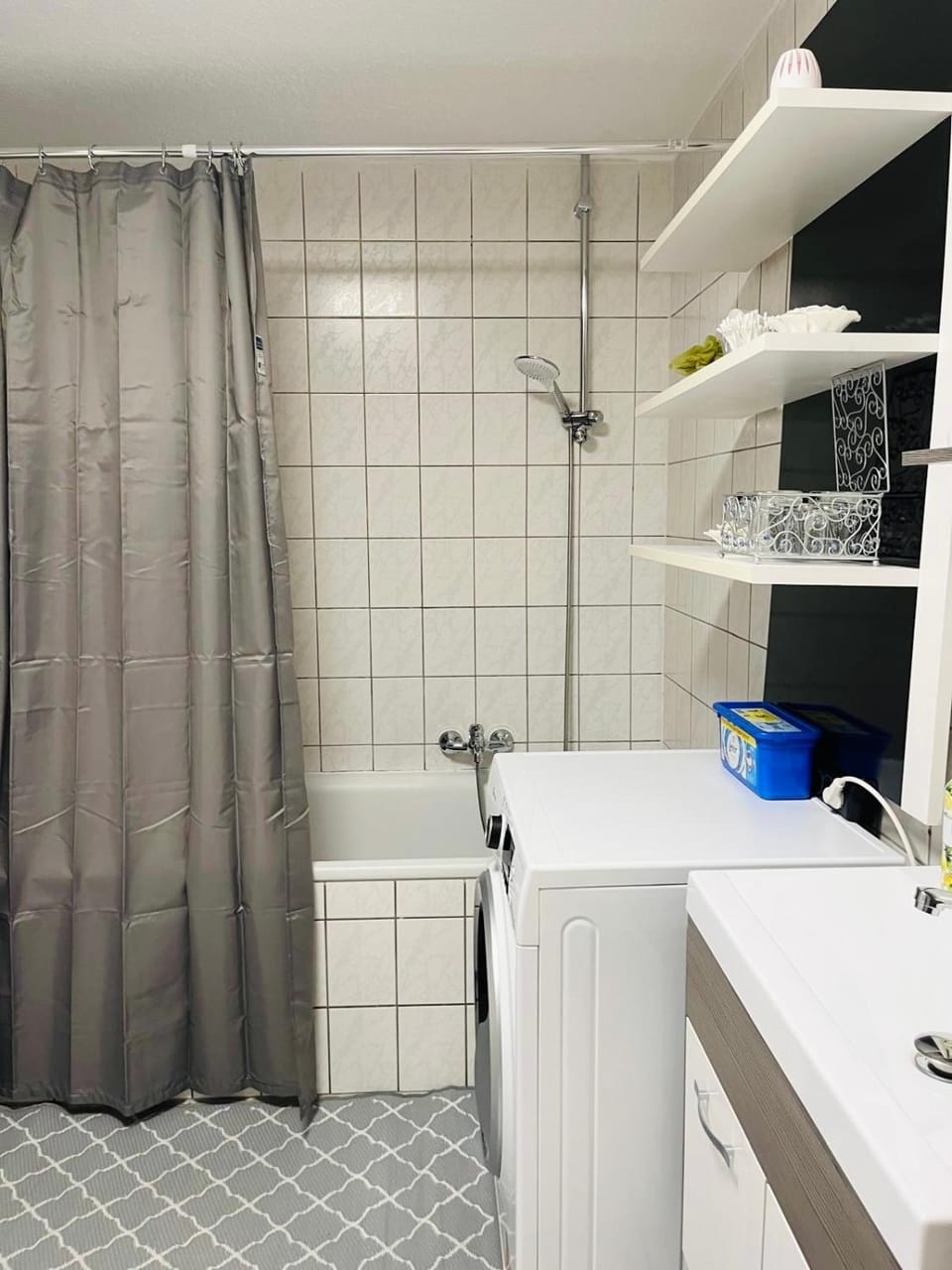 Shower, Bathroom, Bath, towels, washing machine