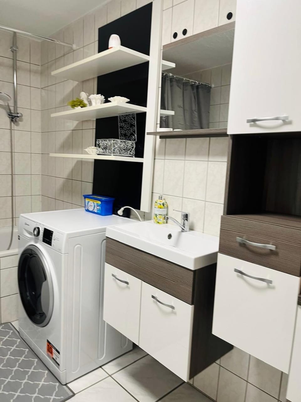 Shower, towels, washing machine
