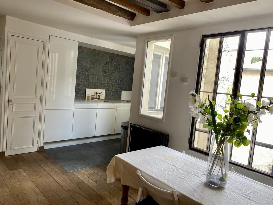 Kitchen or kitchenette, Dining area