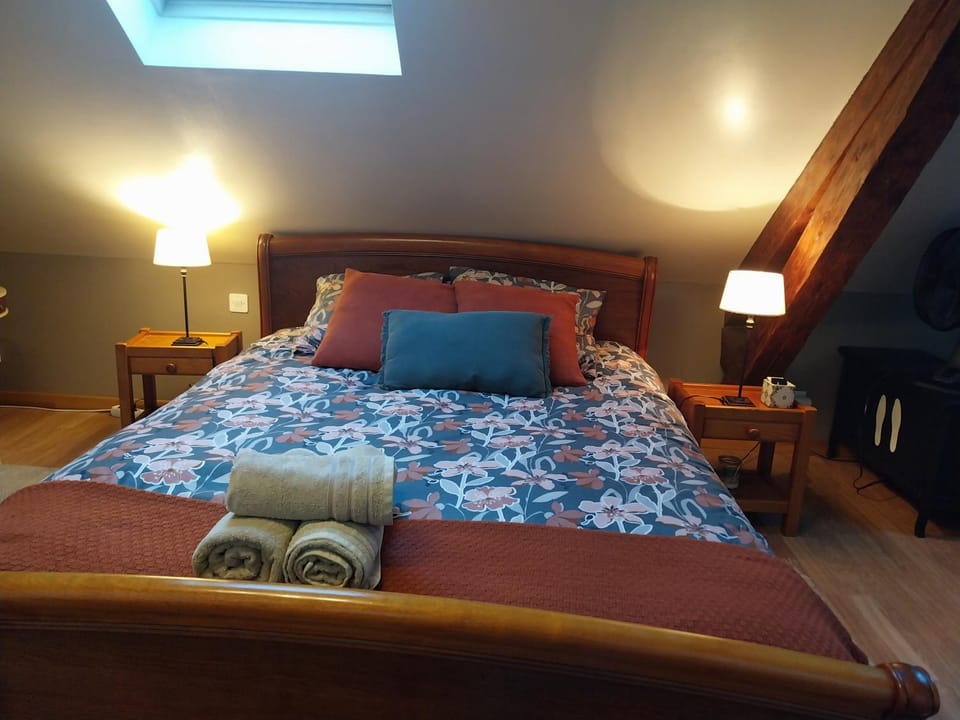 Bed, Bedroom, towels
