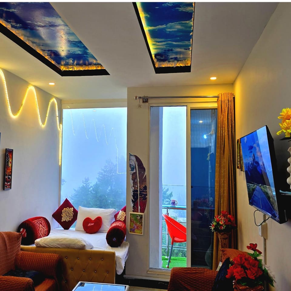 Communal lounge/ TV room, Bed, TV and multimedia, Living room, Photo of the whole room, Seating area, Evening entertainment, Bedroom