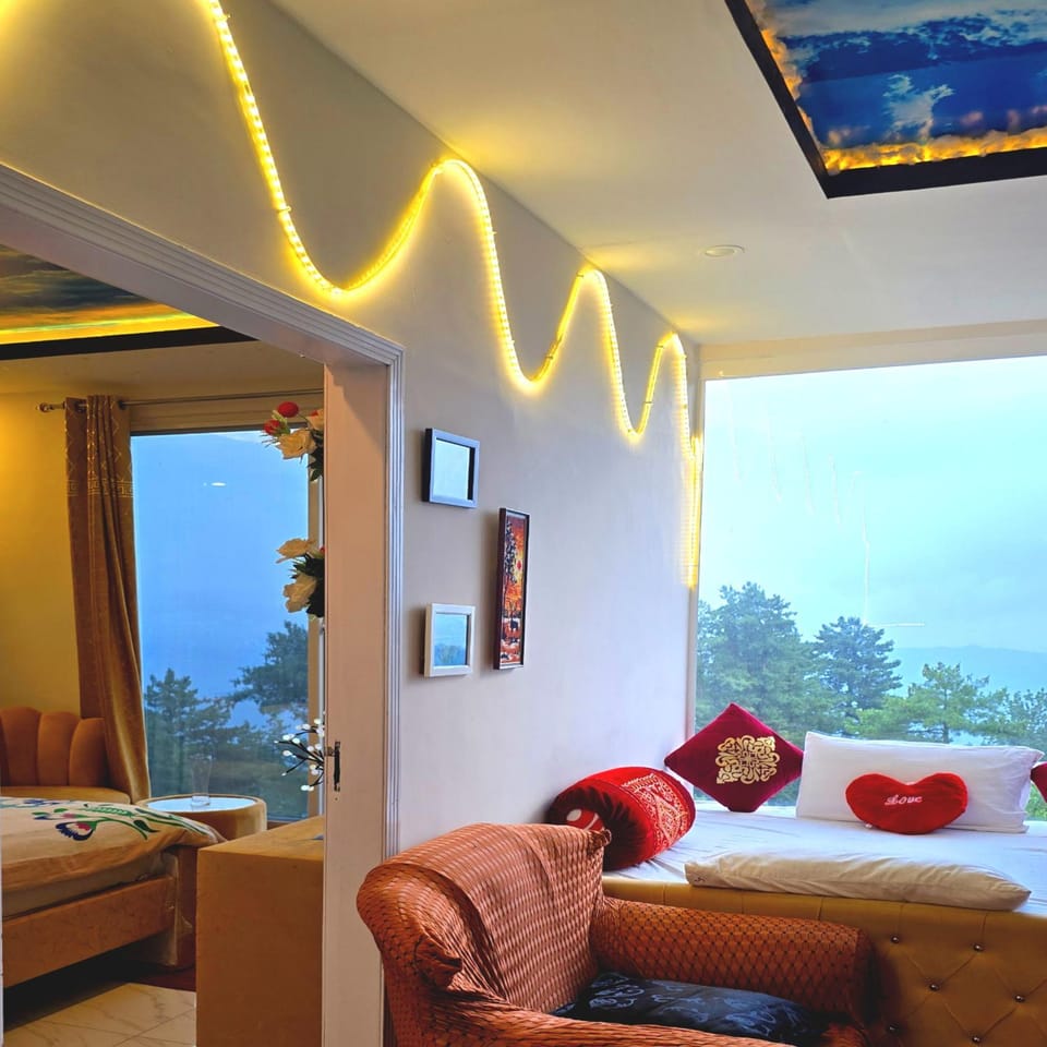 Communal lounge/ TV room, View (from property/room), View (from property/room), Seating area, Mountain view, Mountain view