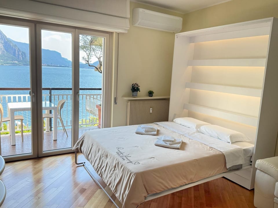 Bed, Natural landscape, View (from property/room), Balcony/Terrace, Lake view, Mountain view, towels
