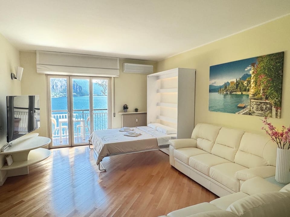 Bed, TV and multimedia, Living room, Bedroom