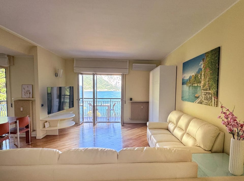 Natural landscape, TV and multimedia, Living room, Seating area