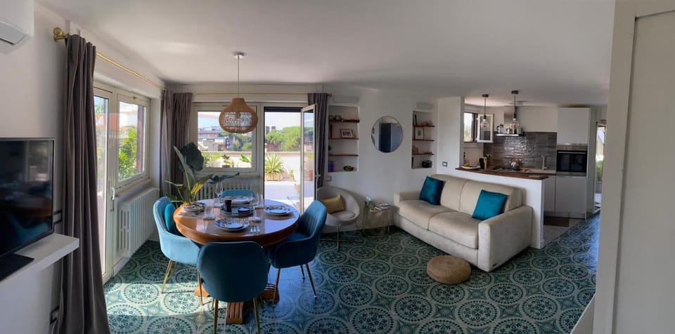 TV and multimedia, Living room, Seating area, Dining area