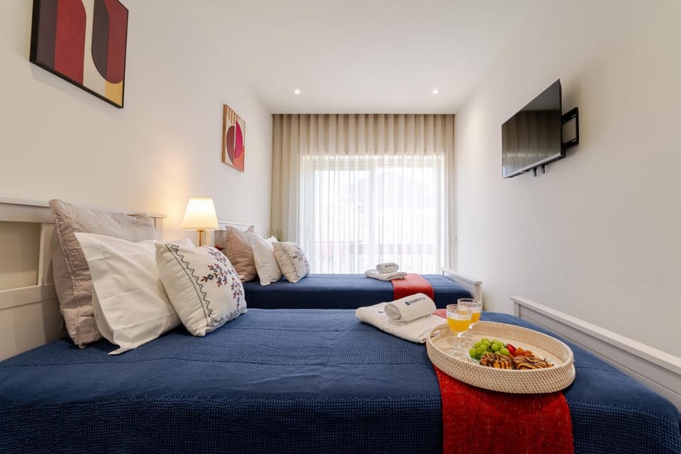 Bed, TV and multimedia, Bedroom