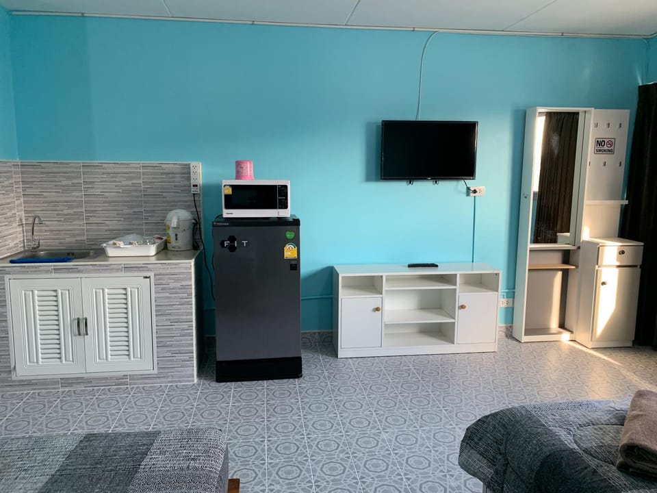 Kitchen or kitchenette, minibar