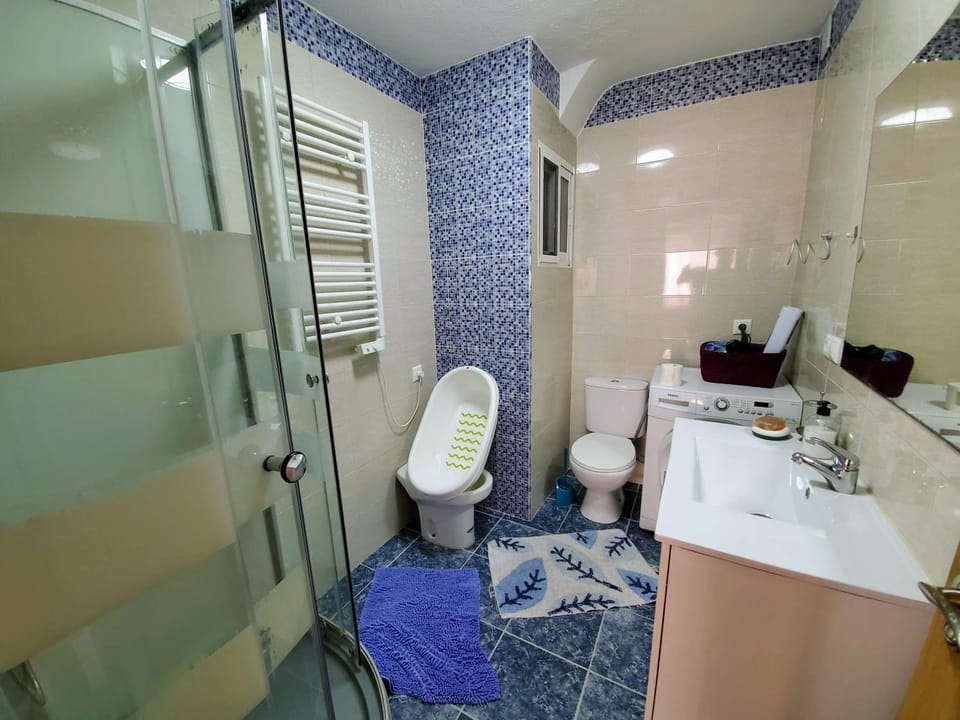 Shower, Toilet