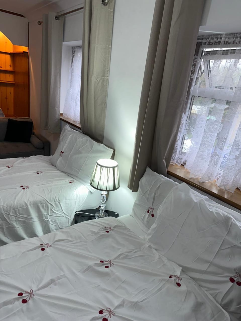 Clayburn Spacious Twin Bed Large Room Bed and Breakfast in Basildon