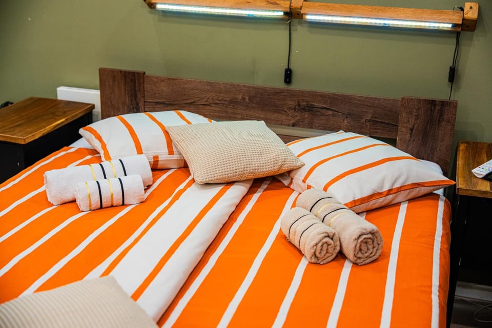 Bed, Photo of the whole room, Bedroom, On site, towels